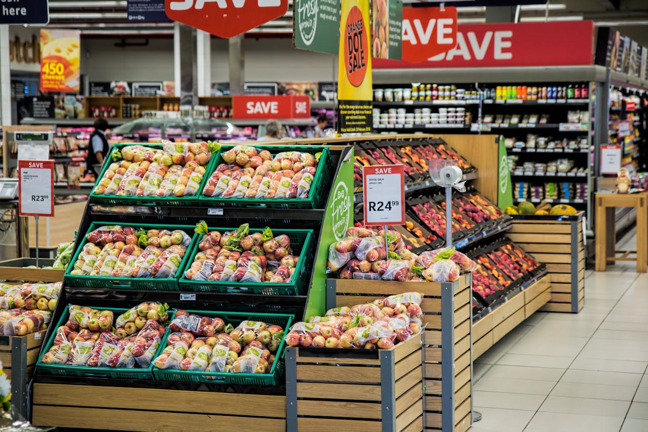 portfolio-01 Colorful produce aisle in a supermarket showcasing fresh apples with discount signage.